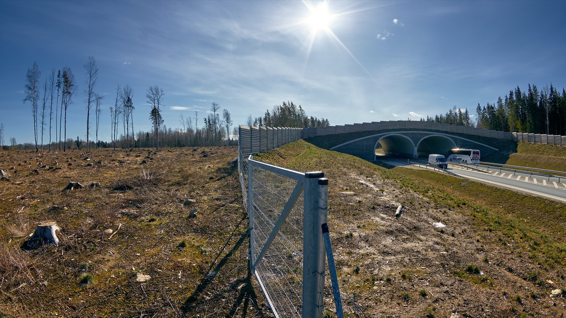 Vaade ökoduktile ja selle kõrval olevale lageraiele. 